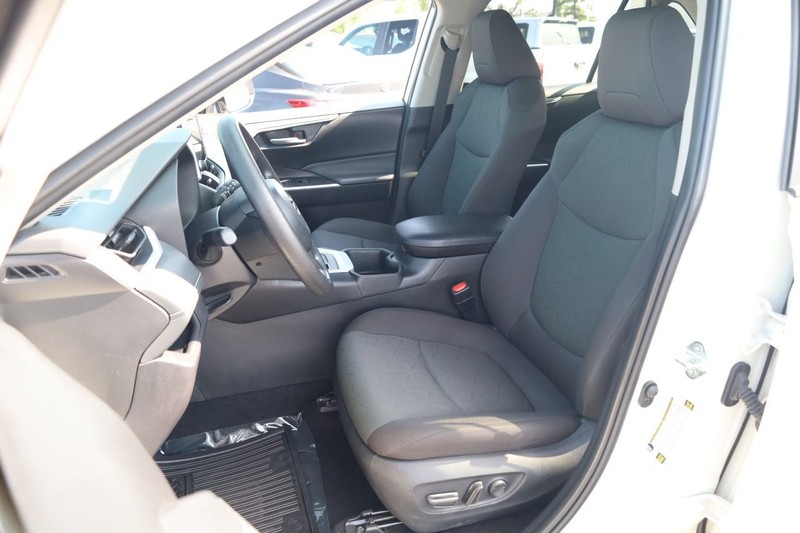 Toyota RAV4 Vehicle Image 09