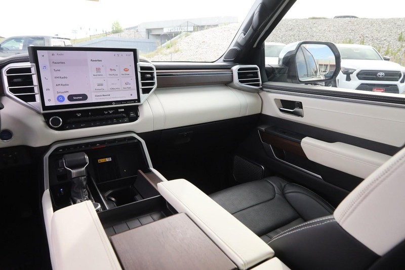 Toyota Tundra 4WD Hybrid Vehicle Image 27