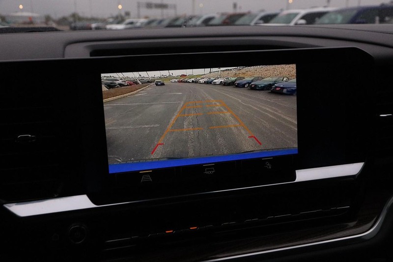 Chevrolet Silverado 1500 Vehicle Full-screen Gallery Image 16