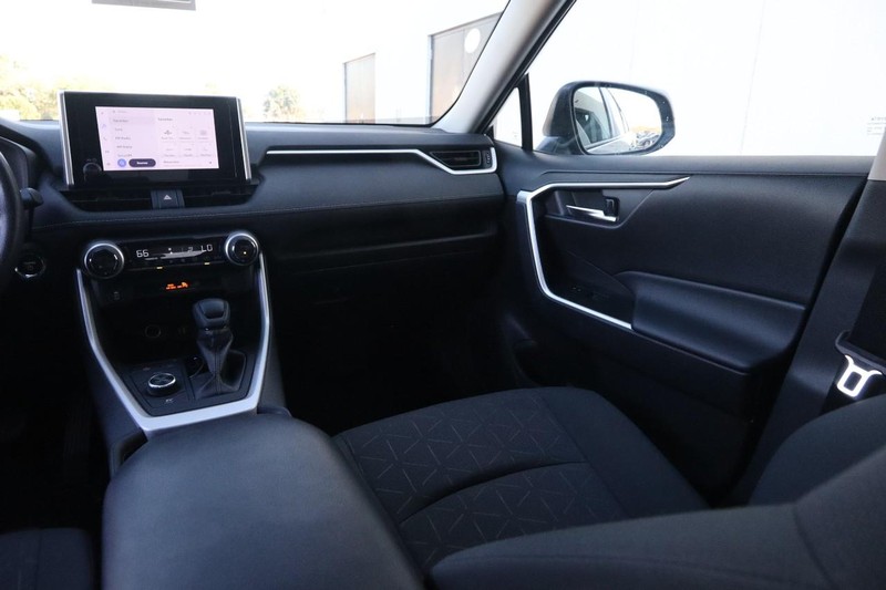 Toyota RAV4 Vehicle Image 24