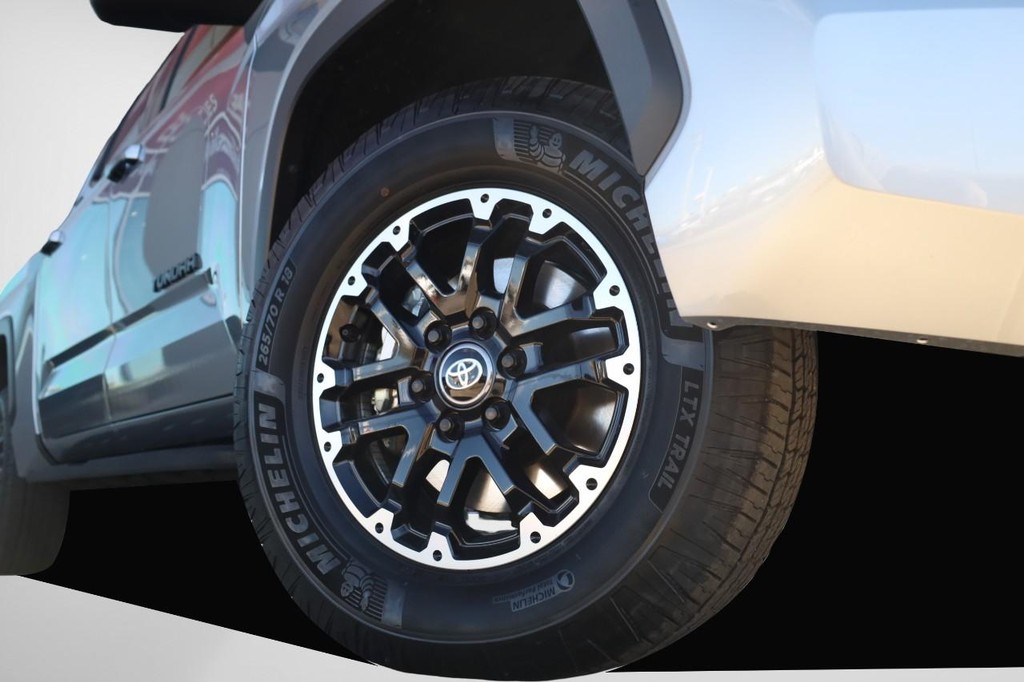 Toyota Tundra 4WD Vehicle Full-screen Gallery Image 3