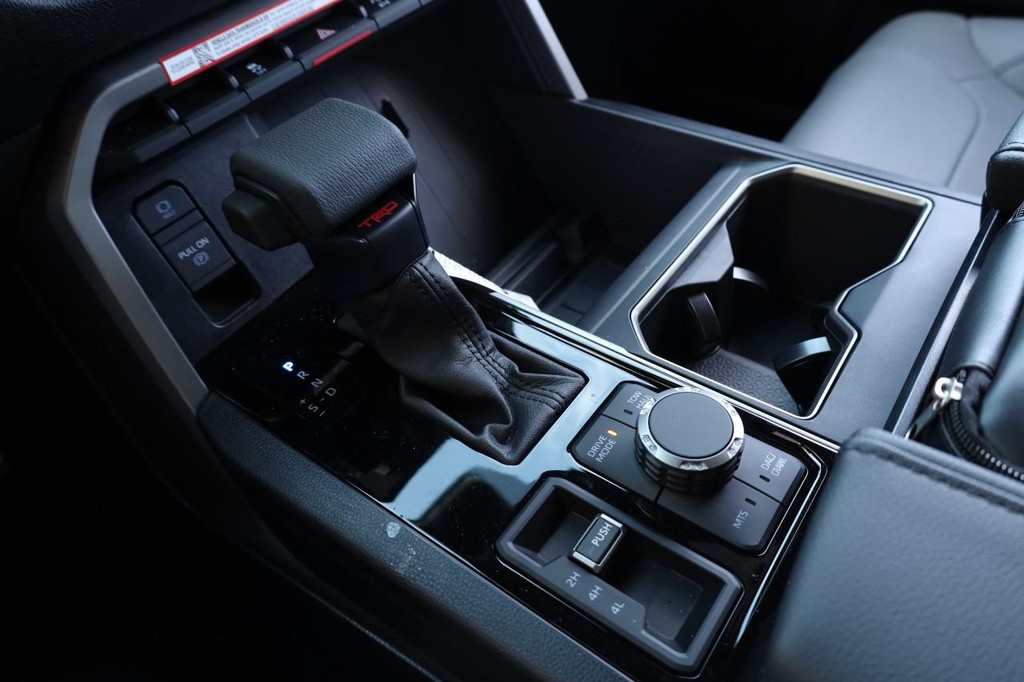 Toyota Tundra 4WD Vehicle Full-screen Gallery Image 16