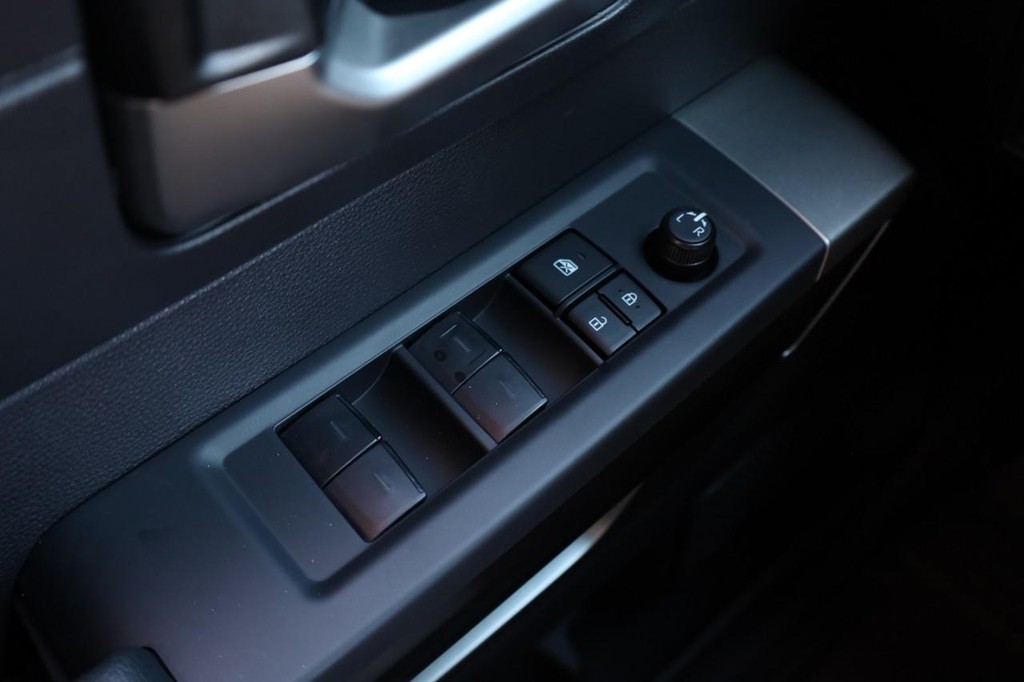 Toyota Tundra 4WD Vehicle Full-screen Gallery Image 18