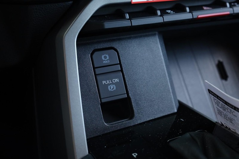 Toyota Tundra 4WD Vehicle Full-screen Gallery Image 15