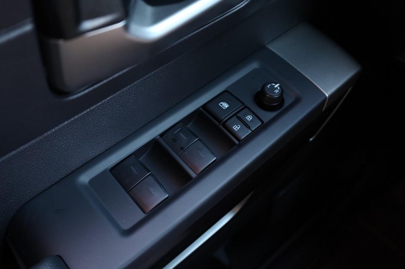 Toyota Tundra 4WD Vehicle Full-screen Gallery Image 18