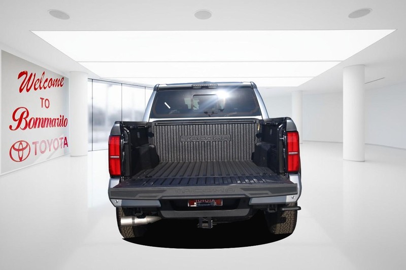 Toyota Tacoma 4WD Vehicle Full-screen Gallery Image 6