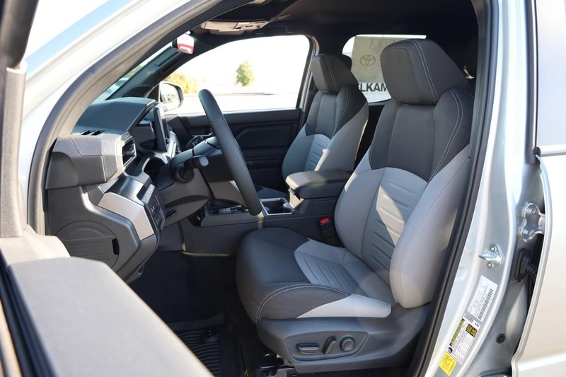 Toyota Tacoma 4WD Vehicle Full-screen Gallery Image 7