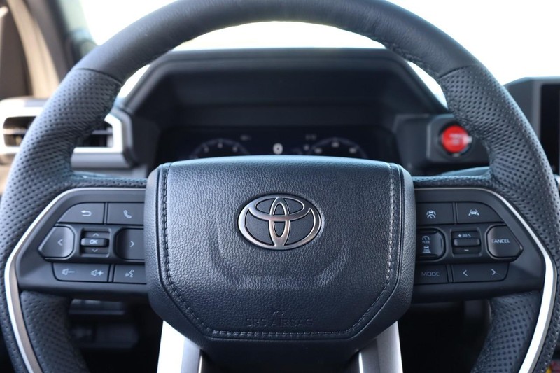 Toyota Tacoma 4WD Vehicle Full-screen Gallery Image 8