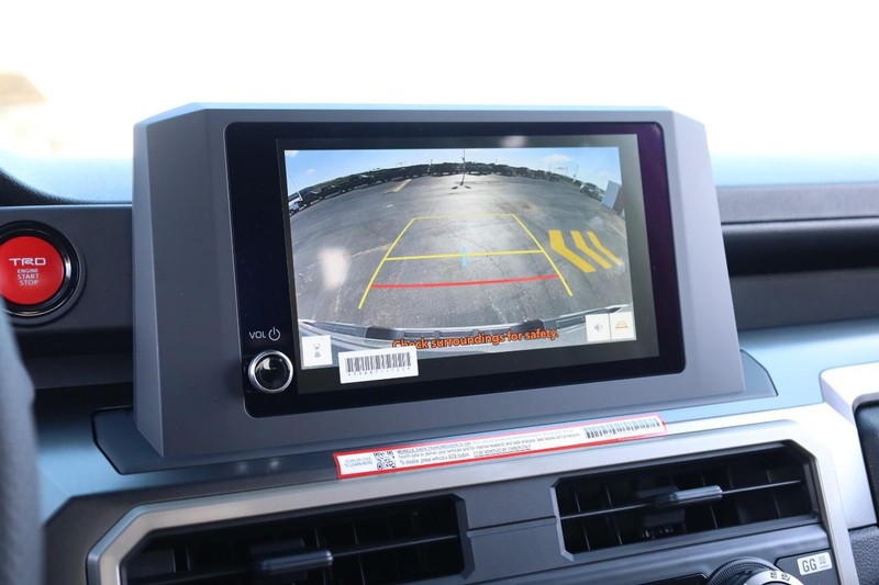 Toyota Tacoma 4WD Vehicle Full-screen Gallery Image 11