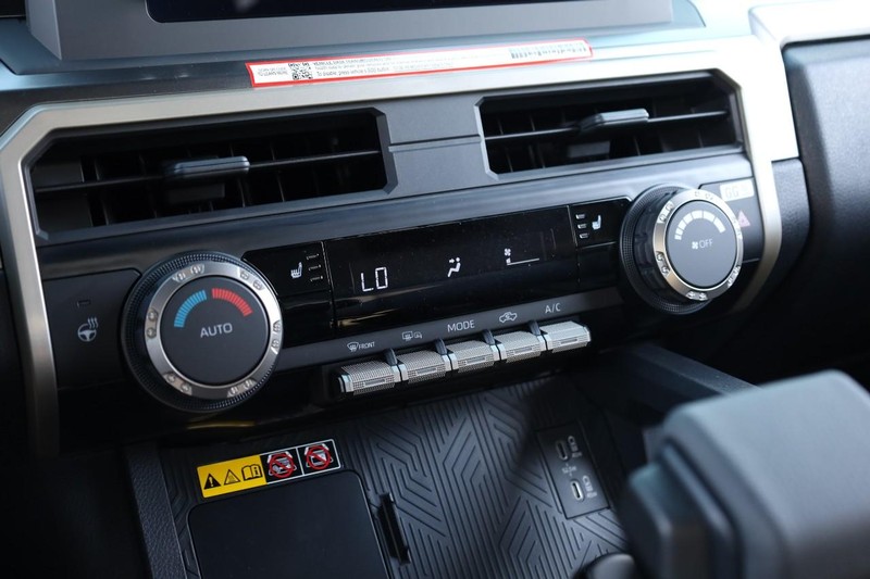 Toyota Tacoma 4WD Vehicle Full-screen Gallery Image 12