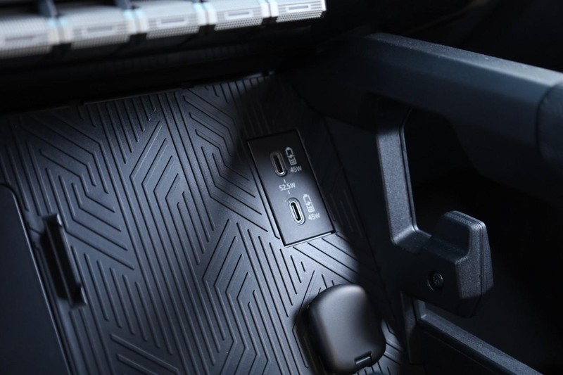 Toyota Tacoma 4WD Vehicle Full-screen Gallery Image 13