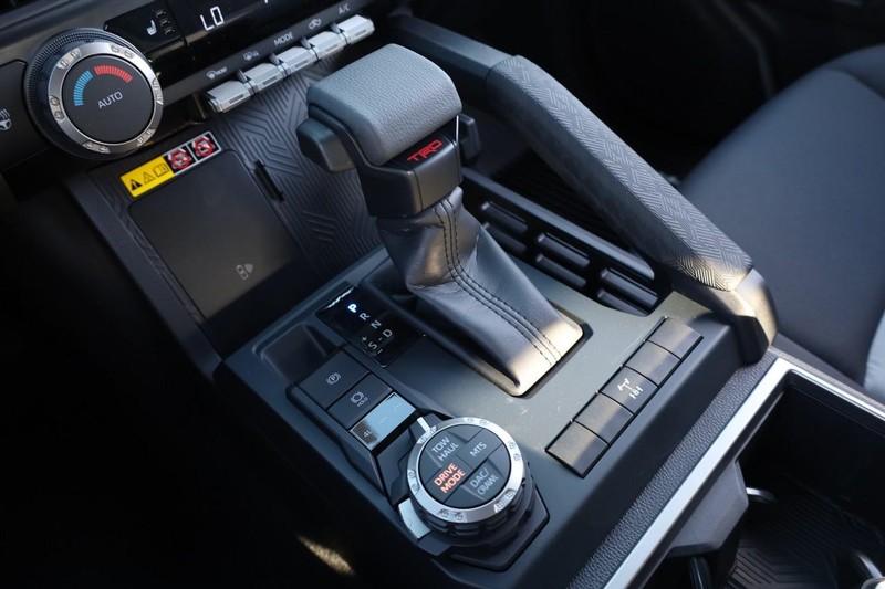 Toyota Tacoma 4WD Vehicle Full-screen Gallery Image 14