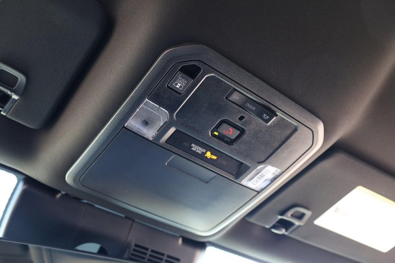 Toyota Tacoma 4WD Vehicle Full-screen Gallery Image 15