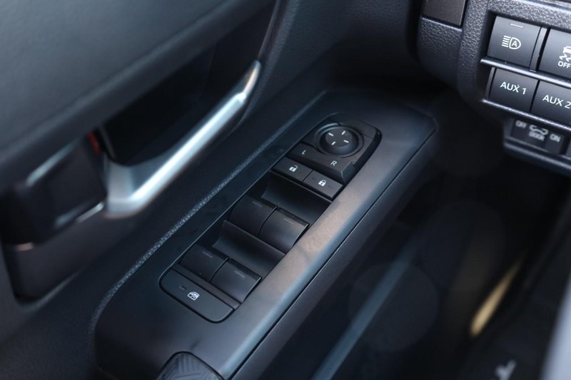 Toyota Tacoma 4WD Vehicle Full-screen Gallery Image 16