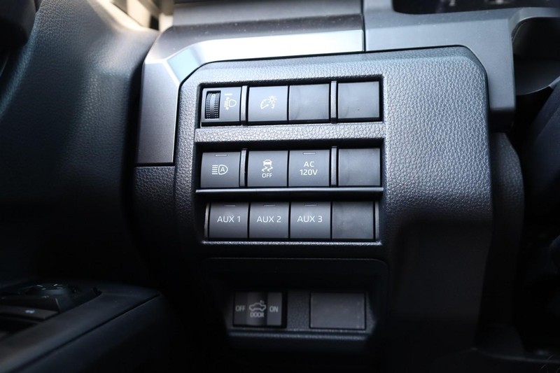 Toyota Tacoma 4WD Vehicle Full-screen Gallery Image 17