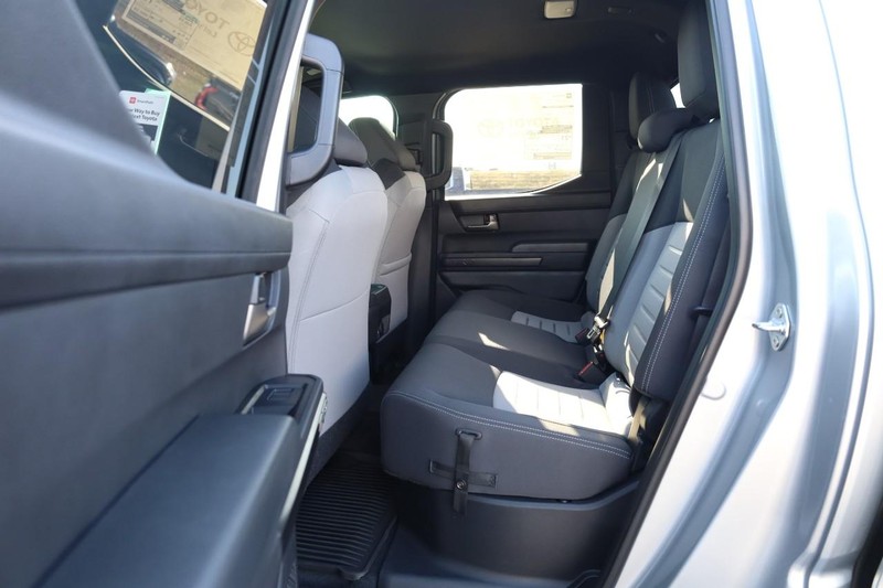 Toyota Tacoma 4WD Vehicle Full-screen Gallery Image 19