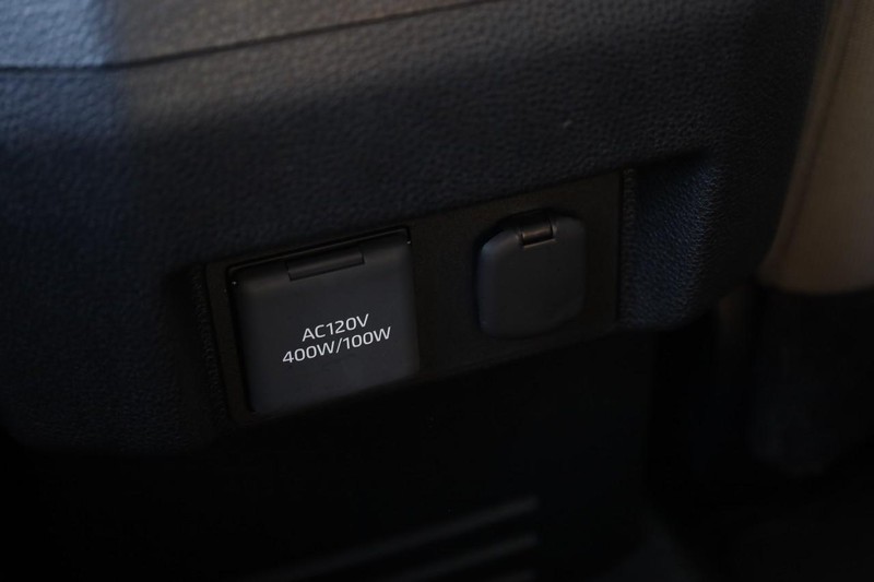 Toyota Tacoma 4WD Vehicle Full-screen Gallery Image 20