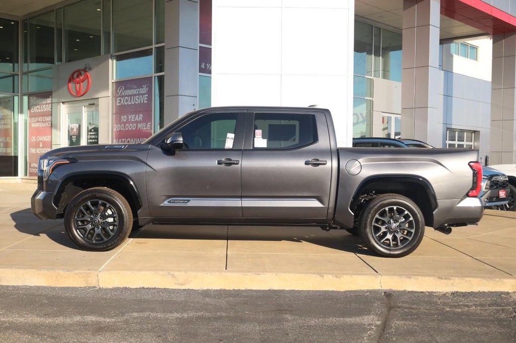 Toyota Tundra 4WD Vehicle Full-screen Gallery Image 5