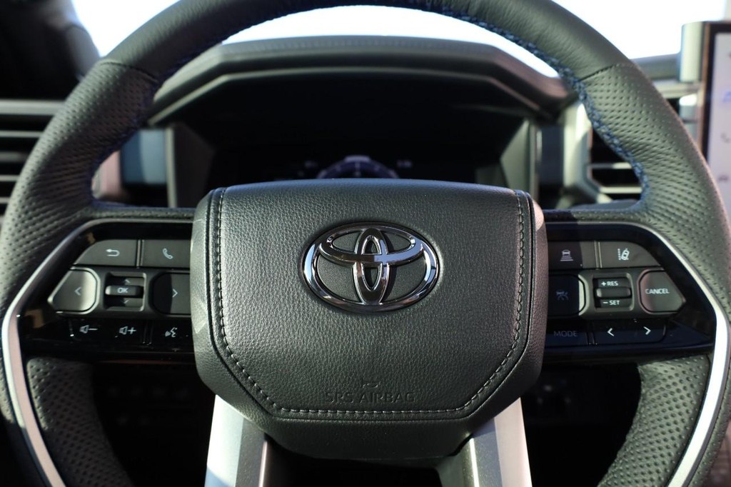 Toyota Tundra 4WD Vehicle Full-screen Gallery Image 11