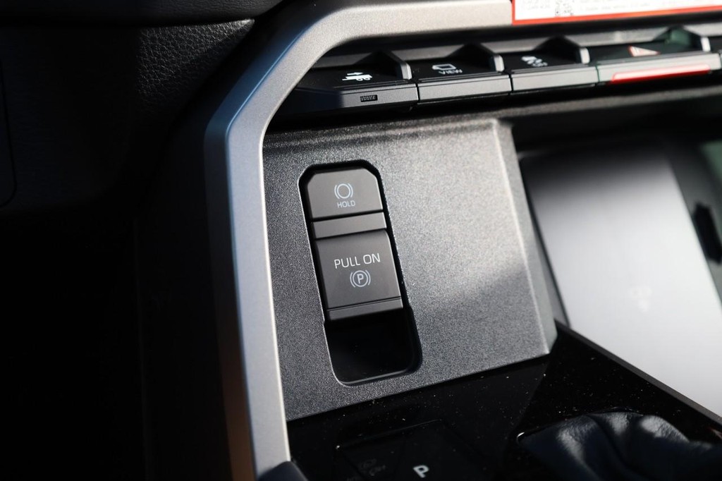 Toyota Tundra 4WD Vehicle Full-screen Gallery Image 17