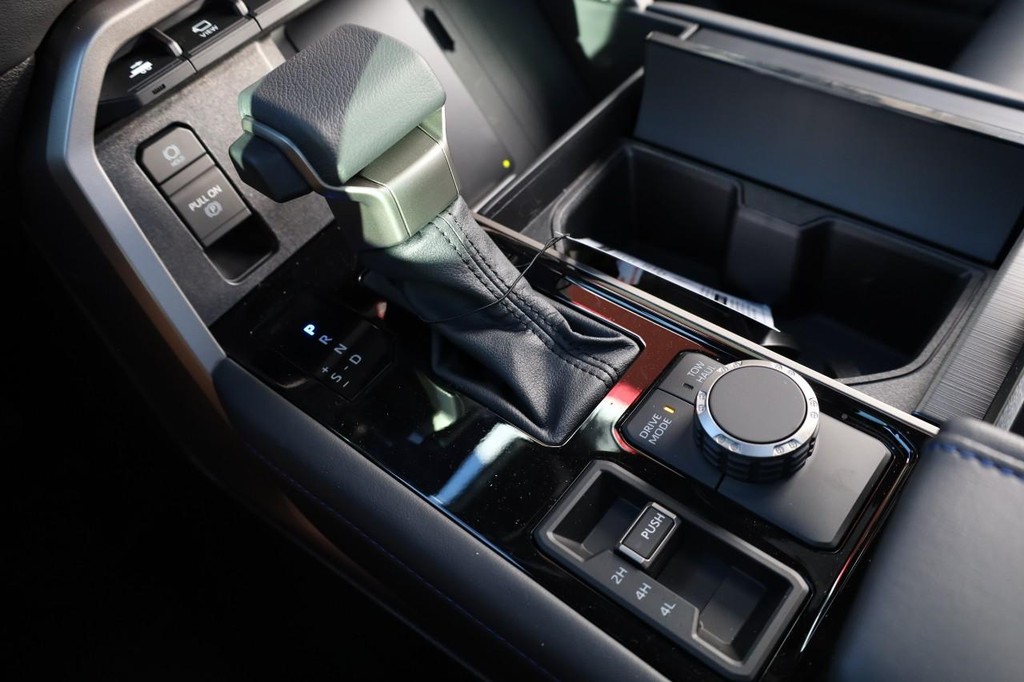 Toyota Tundra 4WD Vehicle Full-screen Gallery Image 18