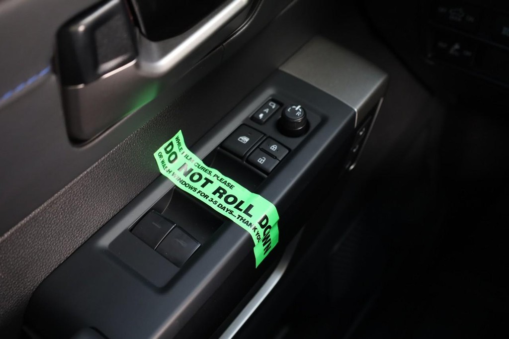 Toyota Tundra 4WD Vehicle Full-screen Gallery Image 20