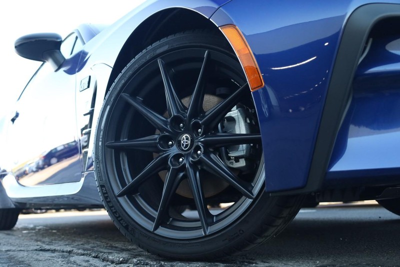 Toyota GR86 Vehicle Full-screen Gallery Image 3