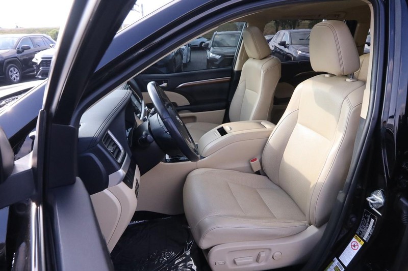 Toyota Highlander Vehicle Image 10