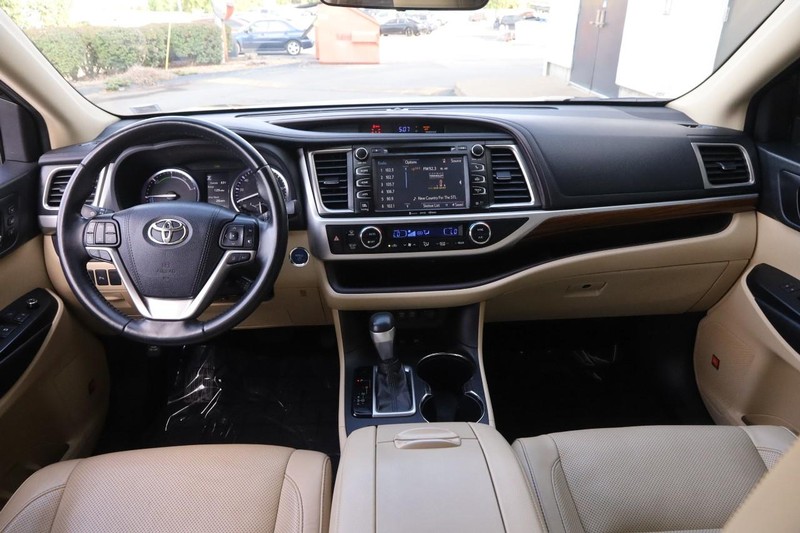 Toyota Highlander Vehicle Image 24