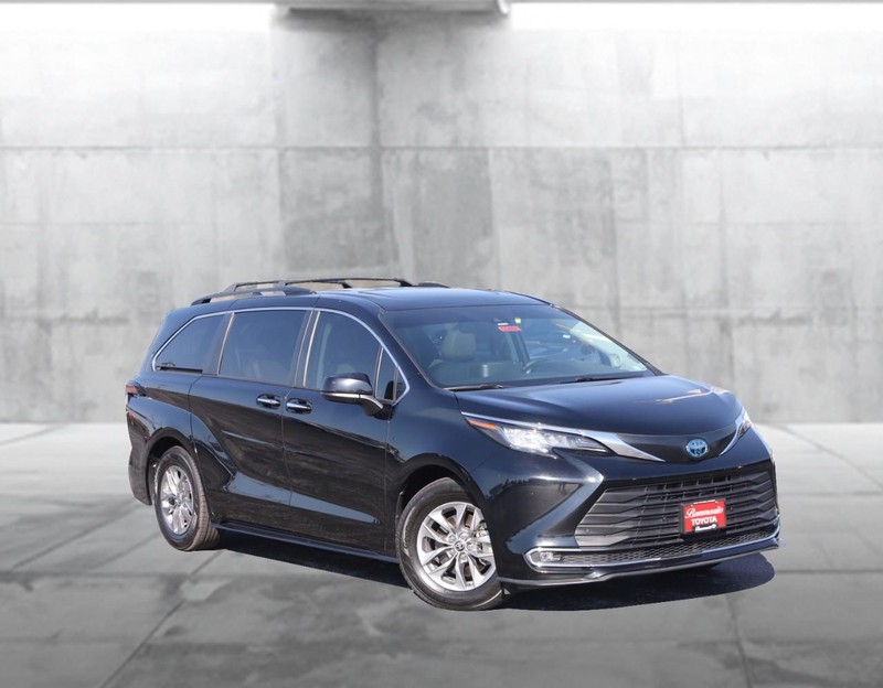 Toyota Sienna Vehicle Full-screen Gallery Image 2