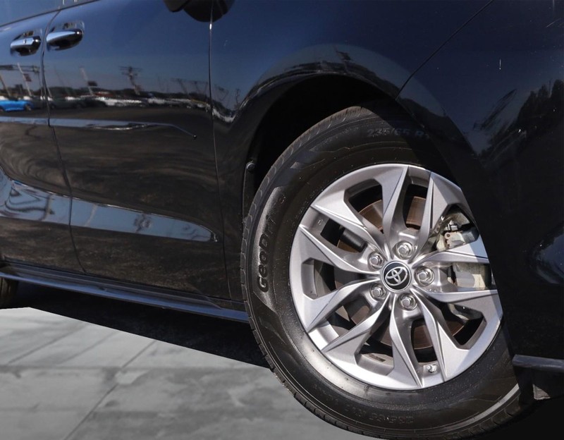 Toyota Sienna Vehicle Full-screen Gallery Image 3