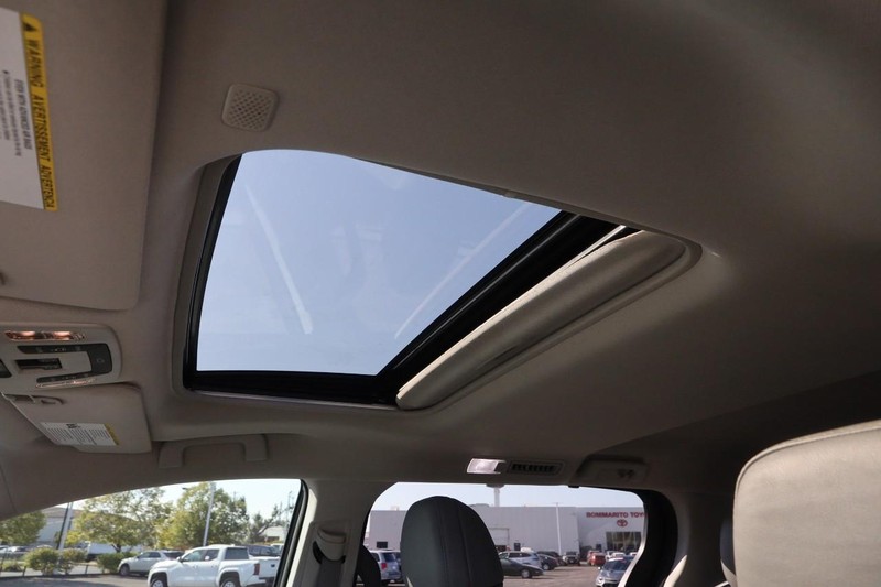 Toyota Sienna Vehicle Full-screen Gallery Image 9