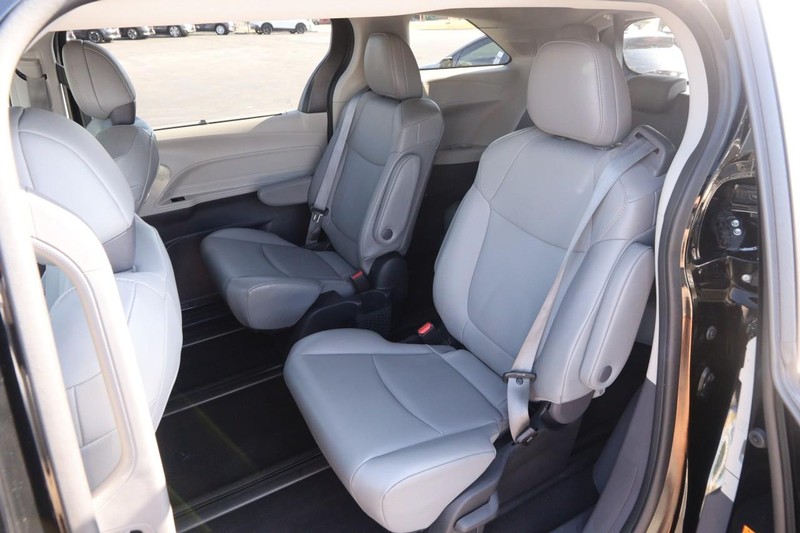 Toyota Sienna Vehicle Full-screen Gallery Image 11