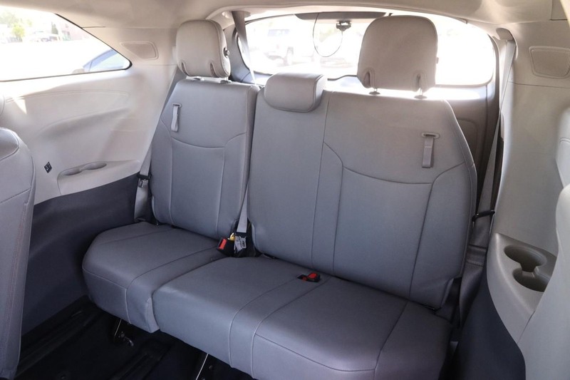 Toyota Sienna Vehicle Full-screen Gallery Image 12