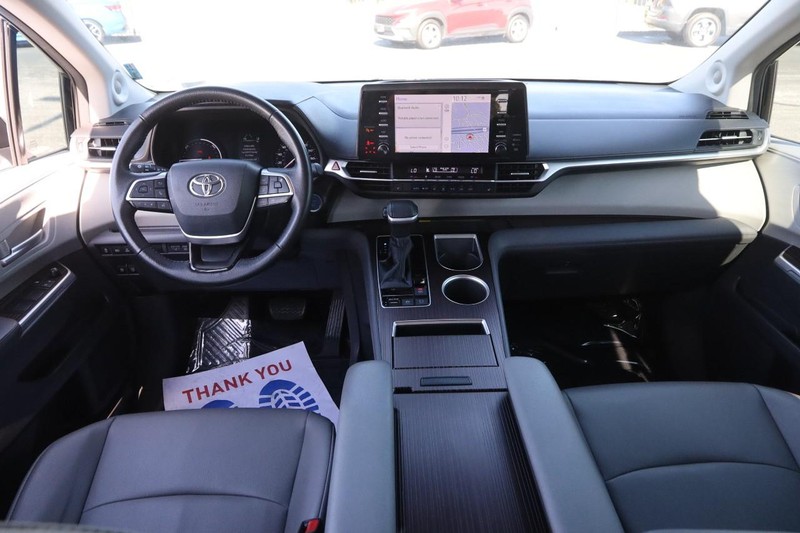 Toyota Sienna Vehicle Full-screen Gallery Image 22
