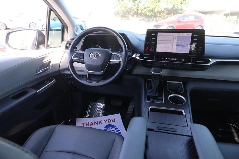 Toyota Sienna Vehicle Full-screen Gallery Image 23