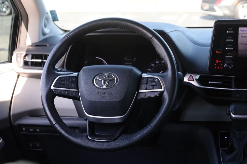 Toyota Sienna Vehicle Full-screen Gallery Image 24