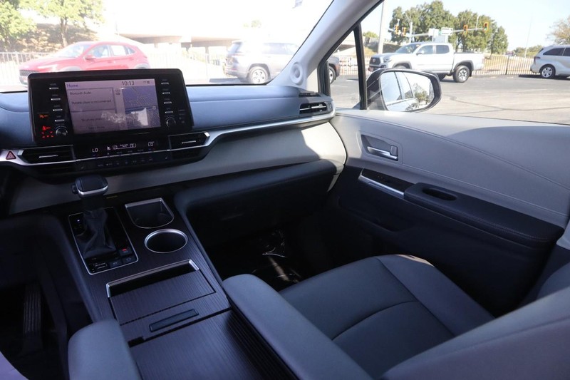 Toyota Sienna Vehicle Full-screen Gallery Image 26