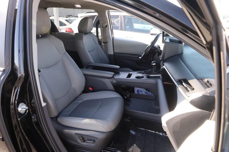 Toyota Sienna Vehicle Full-screen Gallery Image 27
