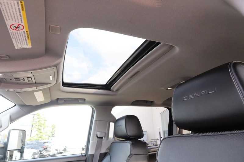 GMC Sierra 2500HD Vehicle Full-screen Gallery Image 10