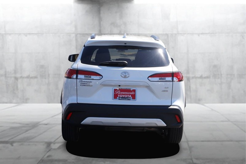 Toyota Corolla Cross Vehicle Full-screen Gallery Image 6