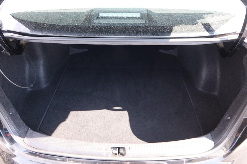 Toyota Corolla Vehicle Full-screen Gallery Image 7