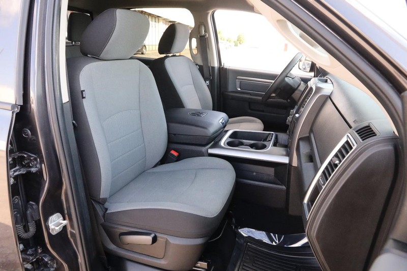 Ram 1500 Classic Vehicle Full-screen Gallery Image 23