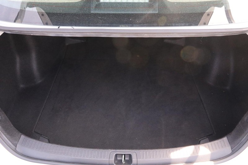 Toyota Corolla Vehicle Full-screen Gallery Image 7