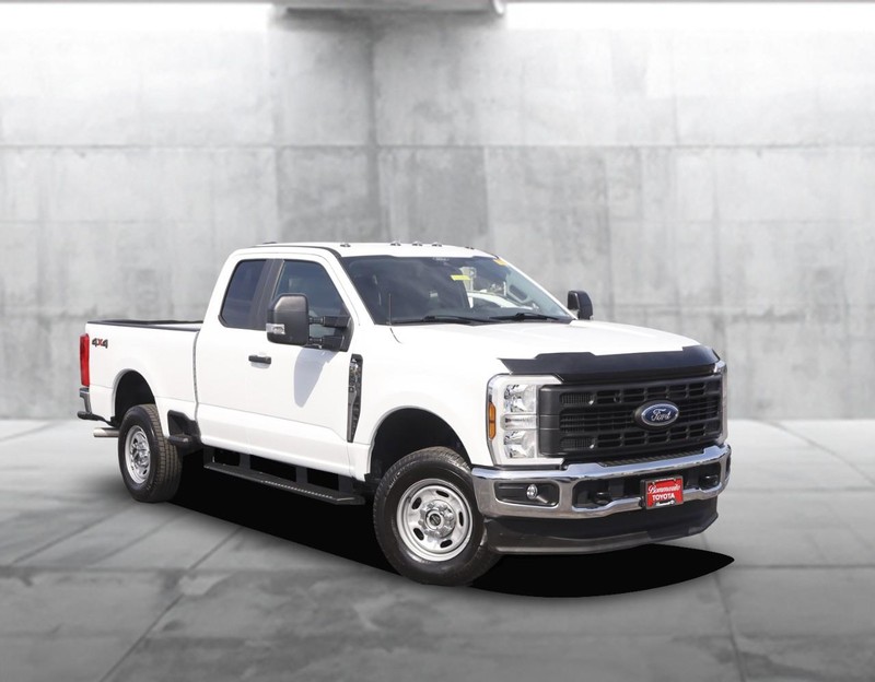 Ford Super Duty F-250 SRW Vehicle Full-screen Gallery Image 2