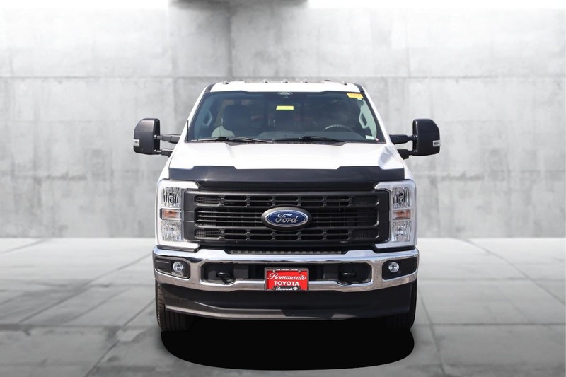 Ford Super Duty F-250 SRW Vehicle Full-screen Gallery Image 4
