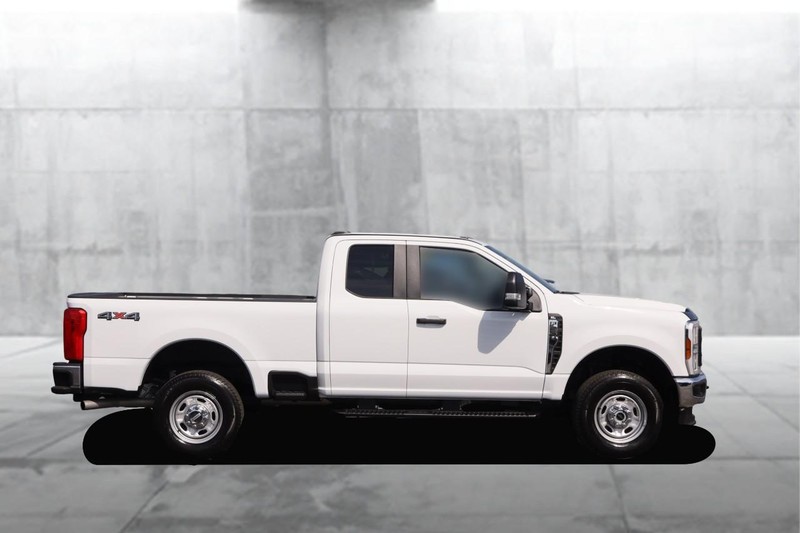 Ford Super Duty F-250 SRW Vehicle Full-screen Gallery Image 5