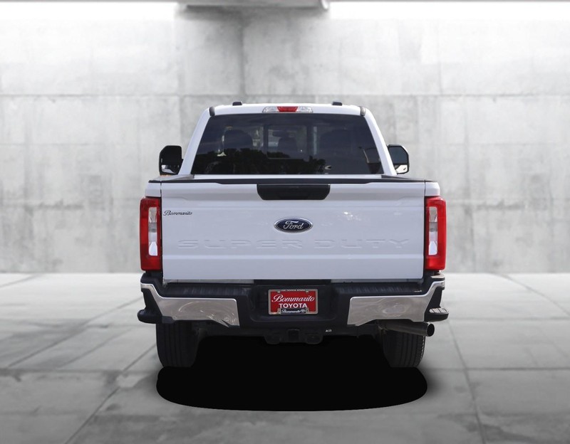 Ford Super Duty F-250 SRW Vehicle Full-screen Gallery Image 6