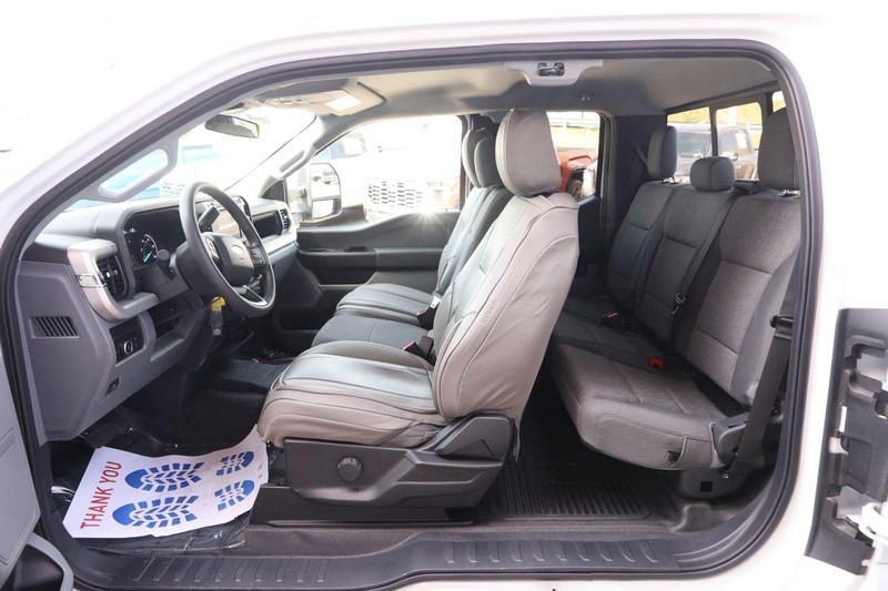 Ford Super Duty F-250 SRW Vehicle Full-screen Gallery Image 10