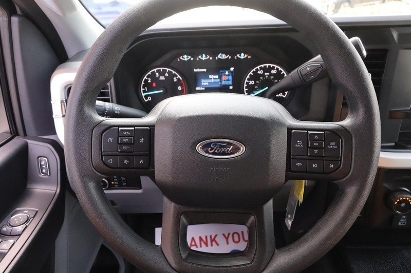 Ford Super Duty F-250 SRW Vehicle Full-screen Gallery Image 11